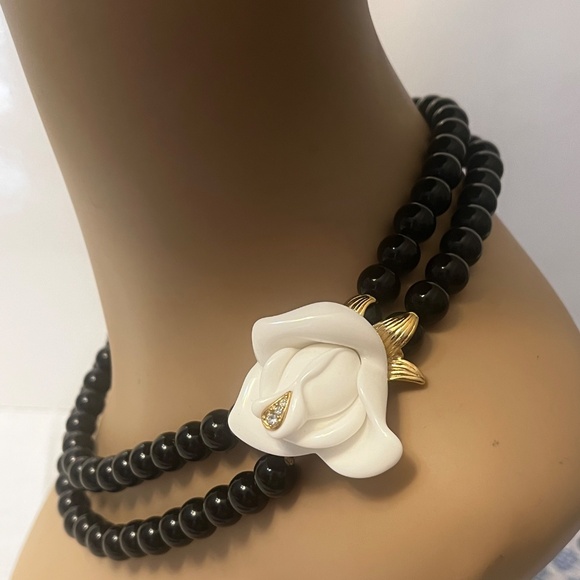 Vintage Kenneth J Lane for Avon Black Beaded Two Strand Necklace White Flower - Picture 7 of 9
